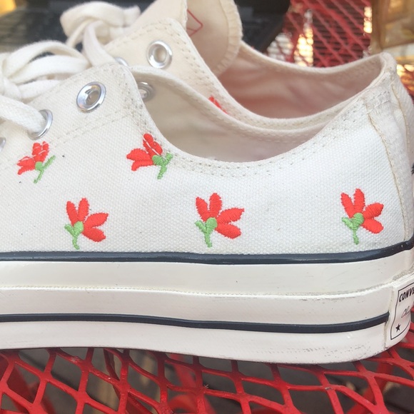 New CONVERSE CHUCK TAYLORS Cream Red Floral Stitched Tennies - Picture 4 of 12